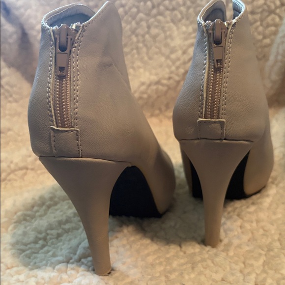 Shully's Elegant Cream Peep-Toe Heels NWOT Size 9 - Picture 3 of 7